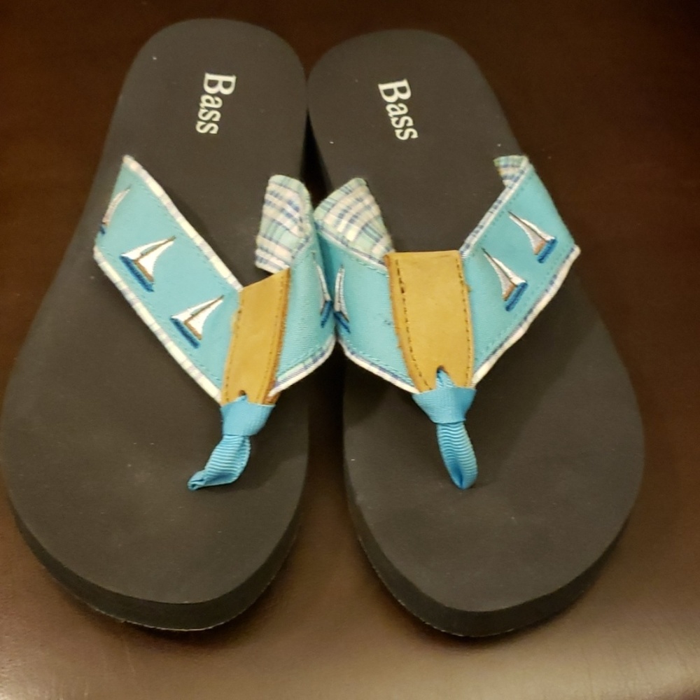 BASS flip flops size 6